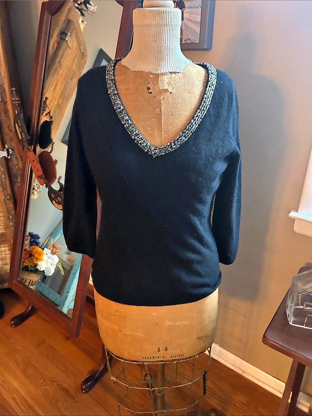 Sutton Studio Black Cashmere Colorfil Beaded Collar V-Neck | Women’s Medium